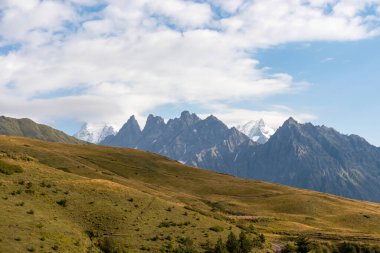 Tskahazagari zirvesinden muhteşem bir manzara Büyük Kafkasya Dağları 'ndaki Mestia yakınlarındaki Svaneti Dağı tepeleri, Yukarı Svaneti, Gürcistan Ülkesi. Koruldi Gölleri' ne doğru yürüyüş yolu..