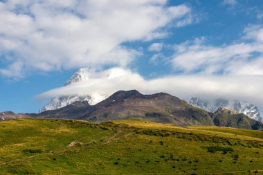 Gürcistan 'ın Yukarı Svaneti bölgesindeki Büyük Kafkasya Dağları' nda Mestia yakınlarında bulunan Ushba dağlarının panoramik manzarası. Koruldi Gölleri 'ne yürüyüş parkurunda. Seyahat tutkusu.