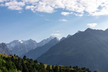 Gürcistan 'ın Yukarı Svaneti bölgesindeki Büyük Kafkasya Dağları' ndaki Mestia yakınlarındaki Svaneti dağlarının muhteşem manzarası. Koruldi Gölleri 'ne giden yürüyüş yolunda yüksek karlı zirveler. Seyahat.