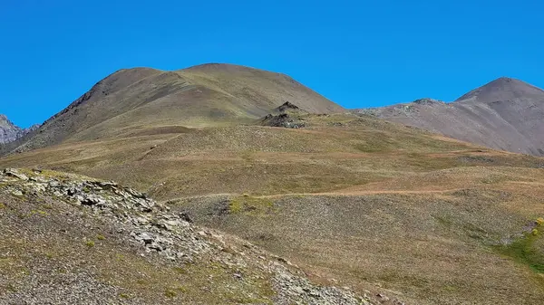 Gürcistan, Kazbegi Bölgesi 'ndeki Büyük Kafkas Dağları Sıradağları' ndaki Chaukhi tepelerinin yeşil tepeleri ve sivri tepeleri panoramik bir manzara. Seyahat tutkusu. Temiz Gökyüzü. Koşun!