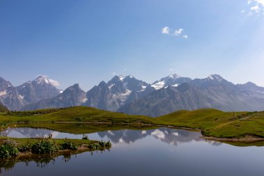 Koruldi Gölleri, Gürcistan 'ın Yukarı Svaneti bölgesindeki Büyük Kafkasya Dağları' ndaki Mestia yakınlarındaki sıradağlarda inanılmaz bir manzaraya sahiptir. Sudaki yansıma. Alp otlağı. Seyahat tutkusu
