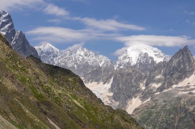 Gürcistan 'ın başkenti Samegrelo-Upper Svaneti' de Mestia yakınlarındaki dağ sırtlarında muhteşem bir panoramik manzara. Keskin tepeler karla kaplı. Seyahat tutkusu