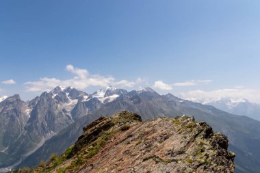 Gürcistan 'ın başkenti Samegrelo-Upper Svaneti' de Mestia yakınlarındaki dağ sırtlarında muhteşem bir panoramik manzara. Keskin tepeler karla kaplı. Seyahat tutkusu