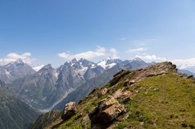 Gürcistan 'ın başkenti Samegrelo-Upper Svaneti' de Mestia yakınlarındaki dağ sırtlarında muhteşem bir panoramik manzara. Keskin tepeler karla kaplı. Seyahat tutkusu