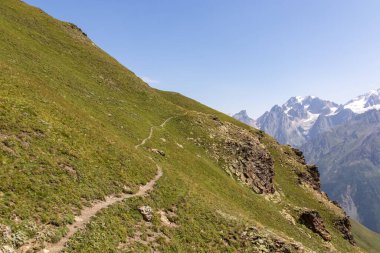 Georgia, Samegrelo-Yukarı Svaneti Bölgesi 'ndeki Büyük Kafkasya Dağları' ndaki Koruldi Gölleri 'nde başlayan panoramik yürüyüş yolu. Patika boyunca dağlık çayırlarda. Seyahat tutkusu. Uzak konum
