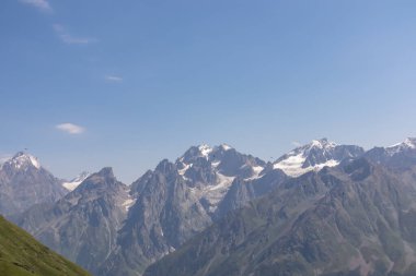 Gürcistan 'ın başkenti Samegrelo-Upper Svaneti' de Mestia yakınlarındaki dağ sırtlarında muhteşem bir panoramik manzara. Keskin tepeler karla kaplı. Seyahat tutkusu