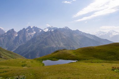 Koruldi Gölleri, Gürcistan 'ın Yukarı Svaneti bölgesindeki Büyük Kafkasya Dağları' ndaki Mestia yakınlarındaki dağ sırtlarında inanılmaz bir manzaraya sahiptir. Sudaki yansıma. Alp otlağı. Seyahat tutkusu