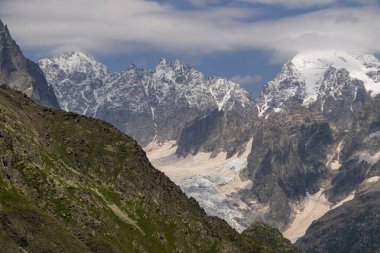 Gürcistan 'ın başkenti Samegrelo-Upper Svaneti' de Mestia yakınlarındaki dağ sırtlarında muhteşem bir panoramik manzara. Chalaadi Buzulu 'na bak. Seyahat tutkusu