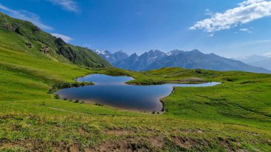 Koruldi Gölleri, Gürcistan 'ın Yukarı Svaneti bölgesindeki Büyük Kafkasya Dağları' ndaki Mestia yakınlarındaki sıradağlarda inanılmaz bir manzaraya sahiptir. Sudaki yansıma. Alp otlağı. Seyahat tutkusu