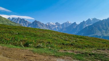 Tskahazagari zirvesinden muhteşem bir manzara Büyük Kafkasya Dağları 'ndaki Mestia yakınlarındaki Svaneti Dağı tepeleri, Yukarı Svaneti, Gürcistan Ülkesi. Koruldi Gölleri' ne doğru yürüyüş yolu..