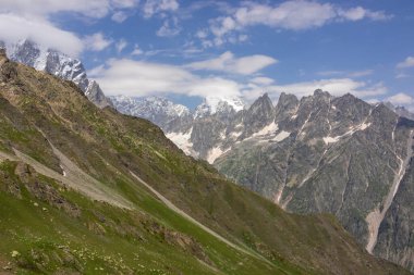 Gürcistan 'ın başkenti Samegrelo-Upper Svaneti' de Mestia yakınlarındaki dağ sırtlarında muhteşem bir panoramik manzara. Keskin tepeler karla kaplı. Seyahat tutkusu