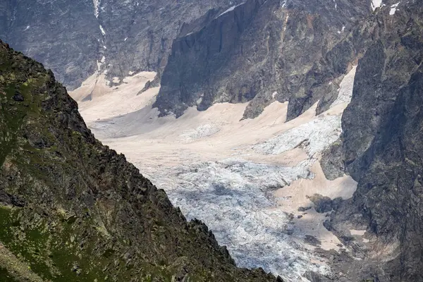 Gürcistan 'ın başkenti Samegrelo-Upper Svaneti' de Mestia yakınlarındaki dağ sırtlarında muhteşem bir panoramik manzara. Chalaadi Buzulu 'na bak. Seyahat tutkusu