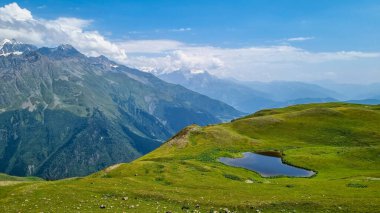 Koruldi Gölleri, Gürcistan 'ın Yukarı Svaneti bölgesindeki Büyük Kafkasya Dağları' ndaki Mestia yakınlarındaki dağ sırtlarında inanılmaz bir manzaraya sahiptir. Sudaki yansıma. Alp otlağı. Seyahat tutkusu