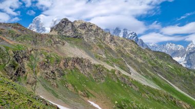 Gürcistan 'ın başkenti Samegrelo-Upper Svaneti' de Mestia yakınlarındaki dağ sırtlarında muhteşem bir panoramik manzara. Keskin tepeler karla kaplı. Seyahat tutkusu