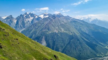 Gürcistan 'ın başkenti Samegrelo-Upper Svaneti' de Mestia yakınlarındaki dağ sırtlarında muhteşem bir panoramik manzara. Keskin tepeler karla kaplı. Seyahat tutkusu