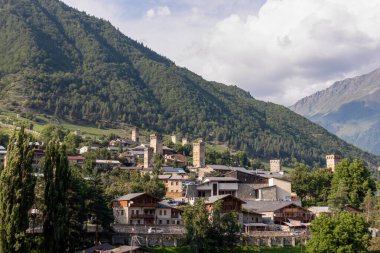 Gürcistan 'ın Yüksek Kafkasya, Svaneti Bölgesi' nde yer alan Mestia 'daki Svan kulelerinin panoramik manzarası. Svan gözlem kulelerinin eşsiz bir savunma mimari yapısı var. Kırsal