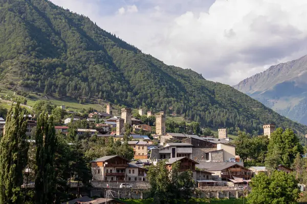 Gürcistan 'ın Yüksek Kafkasya, Svaneti Bölgesi' nde yer alan Mestia 'daki Svan kulelerinin panoramik manzarası. Svan gözlem kulelerinin eşsiz bir savunma mimari yapısı var. Kırsal