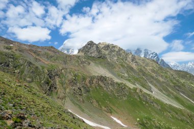 Gürcistan 'ın başkenti Samegrelo-Upper Svaneti' de Mestia yakınlarındaki dağ sırtlarında muhteşem bir panoramik manzara. Keskin tepeler karla kaplı. Seyahat tutkusu
