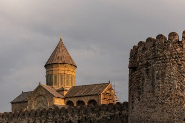 Kafkas bölgesinde turizm ve din için tarihi bir eser olan Svetitskhoveli kasabasındaki Aziz Kura katedrali ve mtskheta nehri duvarı. Tarihi binalar, katedral.