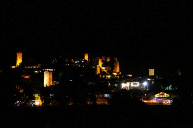 Gürcistan 'ın Svaneti Bölgesi, Yüksek Kafkasya' daki güzel aydınlatılmış Svan Kuleleri ile Mestia 'ya gece görüşü. Bu savunma kuleleri UNESCO dünya mirasının bir parçası. Seyahat et. Kırsal.