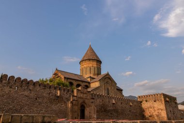 Kafkas bölgesinde turizm ve din için tarihi bir eser olan Svetitskhoveli kasabasındaki Aziz Kura katedrali ve mtskheta nehri duvarı. Tarihi binalar, katedral.