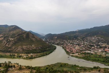 Mtskheta, Gürcistan 'ın muhteşem bir üst manzarası. Eski kasaba Mtkvari ve Aragvi nehirlerinin birleştiği yerde yer almaktadır. Svetitskhoveli Katedrali, Antik Gürcü Ortodoks Kilisesi, Unesco Mirası.