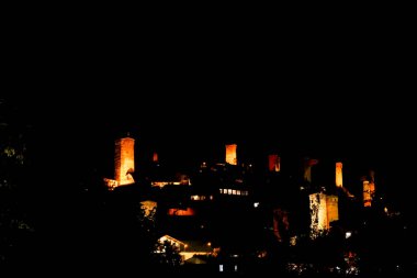 Gürcistan 'ın Svaneti Bölgesi, Yüksek Kafkasya' daki güzel aydınlatılmış Svan Kuleleri ile Mestia 'ya gece görüşü. Bu savunma kuleleri UNESCO dünya mirasının bir parçası. Seyahat et. Kırsal.