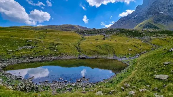 Gürcistan, Kazbegi Bölgesi 'ndeki Büyük Kafkasya Dağları' ndaki renkli Abudelauri dağ gölleri ve tepeleri. Gezmek ve dağlık alanlarda gezmek. Dağlık çayırlarda. Sırt çantaları ve yürüyüş.