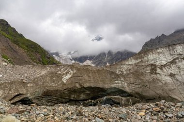 Gürcistan, Svaneti Bölgesi, Ushguli 'deki Büyük Kafkasya Dağları' ndaki Shkhara Buzulu 'nda inanılmaz bir manzara. Karla kaplı dağlar. Shkhara Dağı. Eriyen Buzul. İklim değişikliği. Buz, soğuk.