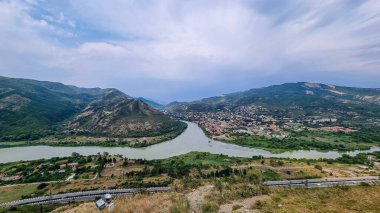 Mtskheta, Gürcistan 'ın muhteşem bir üst manzarası. Eski kasaba Mtkvari ve Aragvi nehirlerinin birleştiği yerde yer almaktadır. Svetitskhoveli Katedrali, Antik Gürcü Ortodoks Kilisesi, Unesco Mirası.