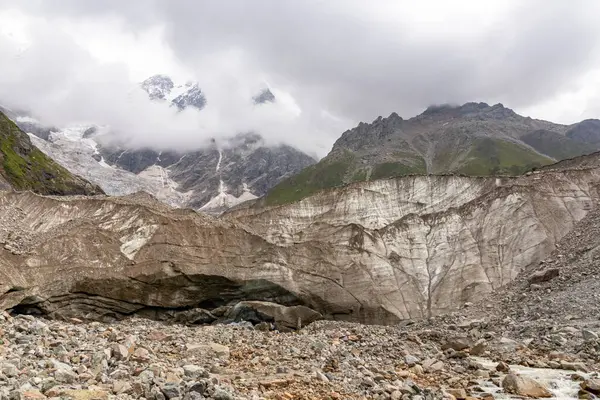 Gürcistan, Svaneti Bölgesi, Ushguli 'deki Büyük Kafkasya Dağları' ndaki Shkhara Buzulu 'nda inanılmaz bir manzara. Karla kaplı dağlar. Shkhara Dağı. Eriyen Buzul. İklim değişikliği. Buz, soğuk.