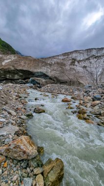 Patara Enguri nehri Ushguli 'nin Svaneti Bölgesi' ndeki Büyük Kafkasya Dağları 'ndaki Shkhara Buzulu' ndan akıyor. Küresel Isınma, Taş Arazi. İklim değişikliği. Buzul erimesi.
