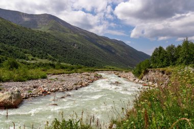 Patara Enguri Nehri Gürcistan 'ın Svaneti Bölgesi, Ushguli' deki Büyük Kafkasya Dağları 'ndaki bir vadiden aşağı akıyor. Nehrin kaynağı Shkhara Buzulu 'dur. Eriyen su. İskoçya.