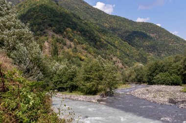 Gürcistan 'da Aragvi nehri ve beyaz (tetri) Aragvi nehri birbirine karışmaz. Karışık sular. Nehirlerin birleşimi, Kafkas Dağları. Gürcistan askeri otoyolu. Gudauri, Pasanauri.