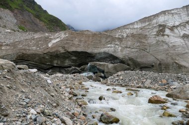 Patara Enguri nehri Ushguli 'nin Svaneti Bölgesi' ndeki Büyük Kafkasya Dağları 'ndaki Shkhara Buzulu' ndan akıyor. Küresel Isınma, Taş Arazi. İklim değişikliği. Buzul erimesi.