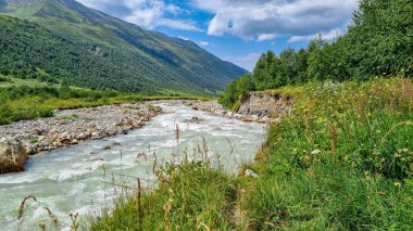 Patara Enguri Nehri Gürcistan 'ın Svaneti Bölgesi, Ushguli' deki Büyük Kafkasya Dağları 'ndaki bir vadiden aşağı akıyor. Nehrin kaynağı Shkhara Buzulu 'dur. Eriyen su. İskoçya.
