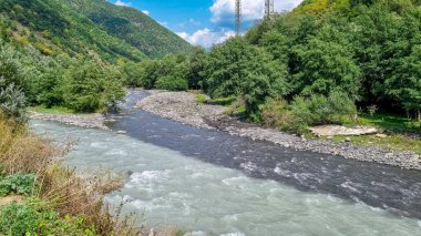 Gürcistan 'da Aragvi nehri ve beyaz (tetri) Aragvi nehri birbirine karışmaz. Karışık sular. Nehirlerin birleşimi, Kafkas Dağları. Gürcistan askeri otoyolu. Gudauri, Pasanauri.