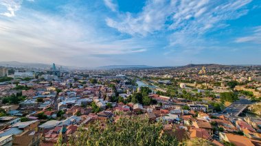 Panoramik şehir manzarası, Mtkvari nehri üzerinde Barış Köprüsü, Tiflis Sameda Katedrali ve Cumhurbaşkanlığı Sarayı, Tiflis, Gürcistan, Kafkasya. Turizm. Seyahat güzergahı. - Keşif. Şehir gezisi.