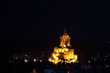 Tsminda Sameda Katedrali 'nin Gürcistan, Kafkasya' daki şehir merkezinde panoramik gece manzarası. Turizm. Seyahat güzergahı. - Keşif. Şehir gezisi. Dini yapı.