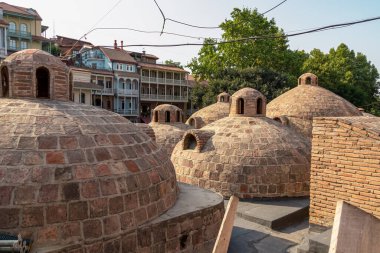 Gürcistan 'ın başkenti Tiflis' in Abanotubani ilçesindeki kükürt hamamlarının çatıları. Kraliyet hamamı. Lüks kaplıca tatili. Rahatlama kavramı. Sülfür. Kubbe