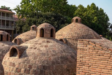 Gürcistan 'ın başkenti Tiflis' in Abanotubani ilçesindeki kükürt hamamlarının çatıları. Kraliyet hamamı. Lüks kaplıca tatili. Rahatlama kavramı. Sülfür. Kubbe