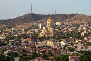 Kafkasya 'nın Georgia kentindeki Tsminda Sameda Katedrali' nde panoramik şehir manzarası. Turizm. Seyahat güzergahı. - Keşif. Şehir gezisi. Dini yapı.