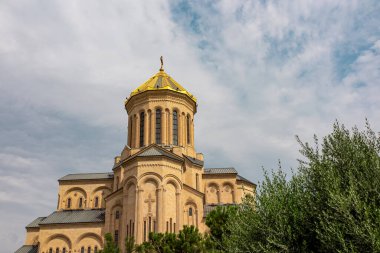 Gürcistan 'ın başkenti Tiflis' teki Kura Nehri üzerindeki Metekhi Kilisesi 'nin panoramik manzarası. Gürcistan mimari gezi merkezi. Eski kasaba. Eski kilise ve katedral manzarası.