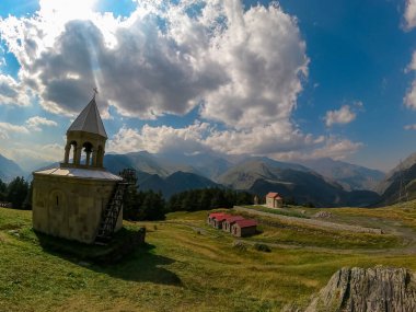 Gürcistan 'ın Stepantsminda kentindeki Ioane Natlismcemeli Ortodoks Kilisesi. Büyük Kafkas Dağları 'ndaki Gergeti Üçlemesi' nin uzak görüşü. Kazbegi Dağı.