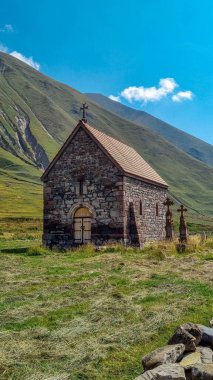 Ketrisi Köyü yakınlarındaki Truso Vadisi 'ndeki eski ve eski bir taş kilise Kazbegi Bölgesi, Mtskheta-Mtianet, Büyük Kafkasya Dağları, Georgia. Rus sınırına yakın.