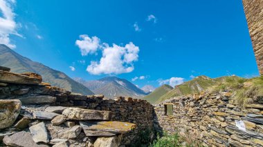 Kazbegi Köyü yakınlarındaki Truso Vadisi 'ndeki Zakagori kalesinin kalıntıları, Mtskheta-Mtianet, Büyük Kafkasya Dağları, Georgia.Stone inşaatı. Osetya. Rusya sınırı.