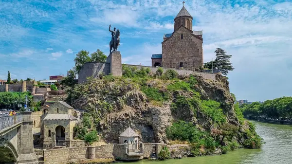 Gürcistan 'ın başkenti Tiflis' teki Kura Nehri üzerindeki Metekhi Kilisesi 'nin panoramik manzarası. Gürcistan mimari gezi merkezi. Eski kasaba. Eski kilise ve katedral manzarası.