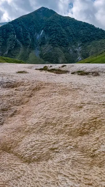 Gürcistan 'ın Mtskheta-Mtianeti bölgesindeki Kazbegi ilçesinde bulunan Truso Gorge' da mineral kaynaklı renkli bir manzara. Büyük Kafkas Dağları 'ndaki Truso Vadisi. Gayzer, volkanik. Seyahat tutkusu.