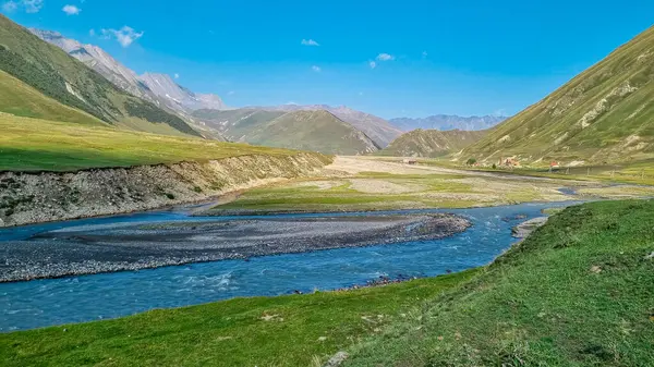 Terek (Tergi) nehri, Büyük Kafkasya Dağları 'ndaki Mtskheta' nın Kazbegi ilçesi yakınlarındaki Truso Vadisi 'nden akar.