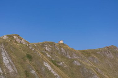 Truso Vadisi 'nde, Kazbegi Köyü yakınlarındaki eski ve eski bir taş kilise. Mtskheta-Mtianet, Büyük Kafkasya Dağları, Georgia. Rusya sınırı. Manastır.